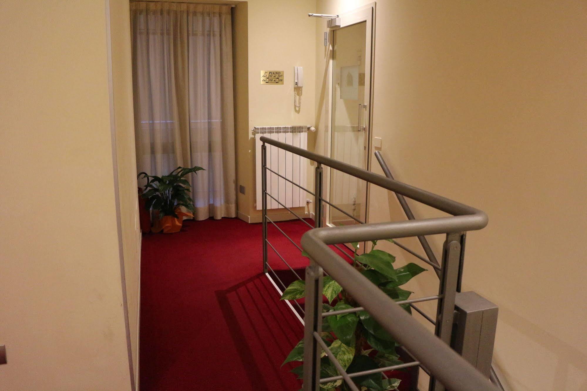 Hotel La Madonnina Milan Exterior photo